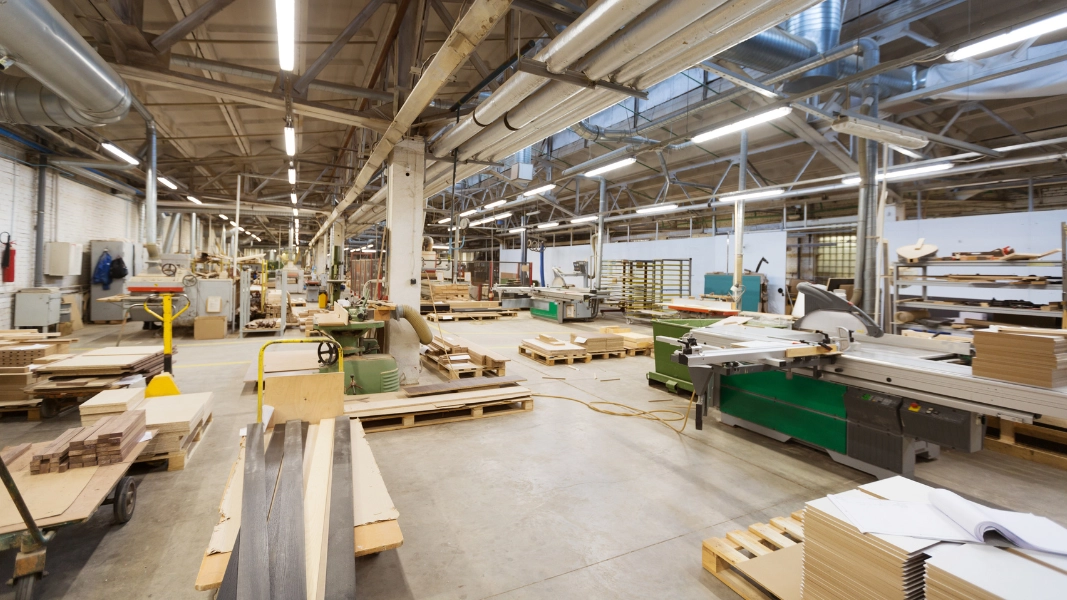 Area produksi workshop Ayune untuk pengerjaan furnitur custom dan interior