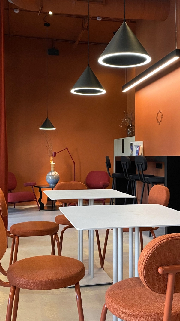 Tim mengerjakan interior fit-out di lokasi project
