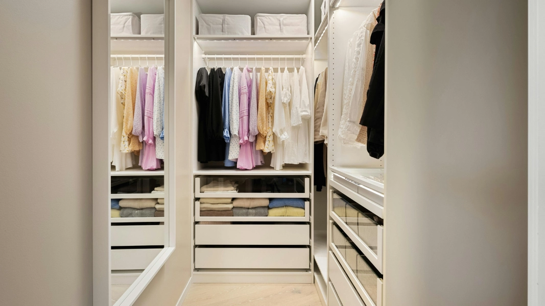Built-in wardrobe untuk kamar apartemen