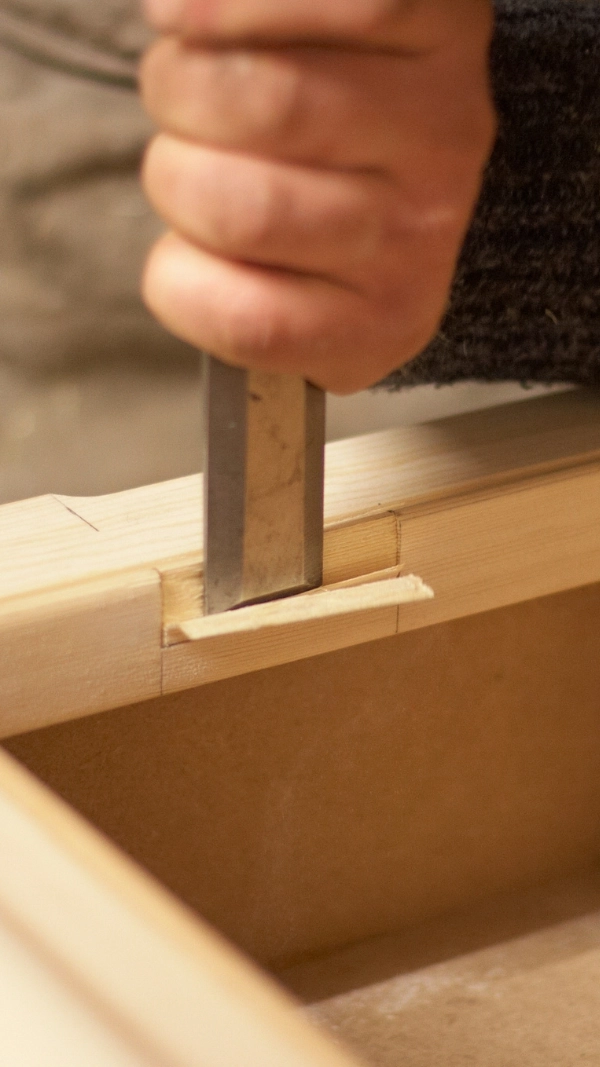 Craftsman membuat kabinet custom di workshop Ayune
