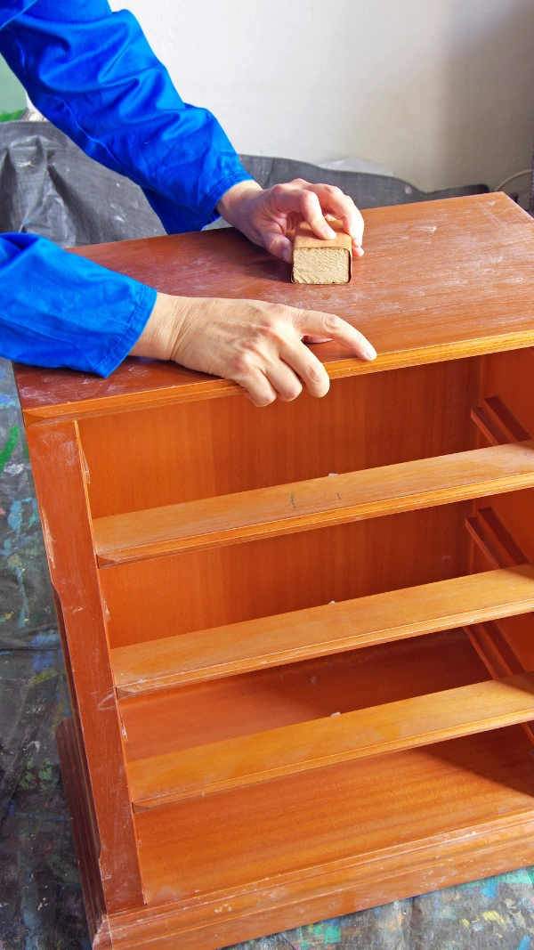 Craftsman membuat kabinet custom di workshop woodworking Ayune