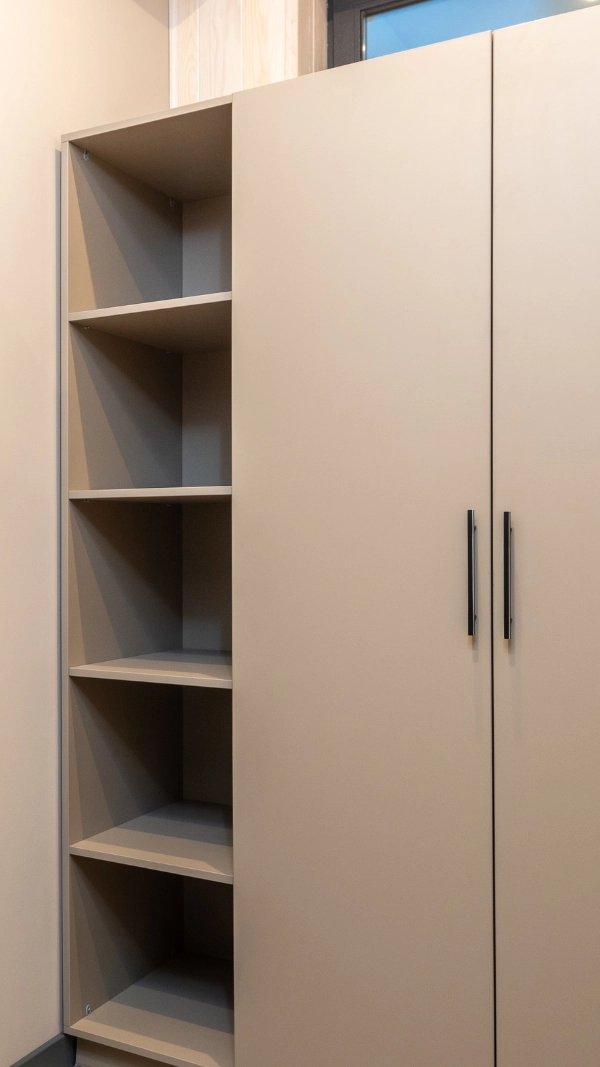 Modern wardrobe cabinet dan furnitur built-in untuk interior